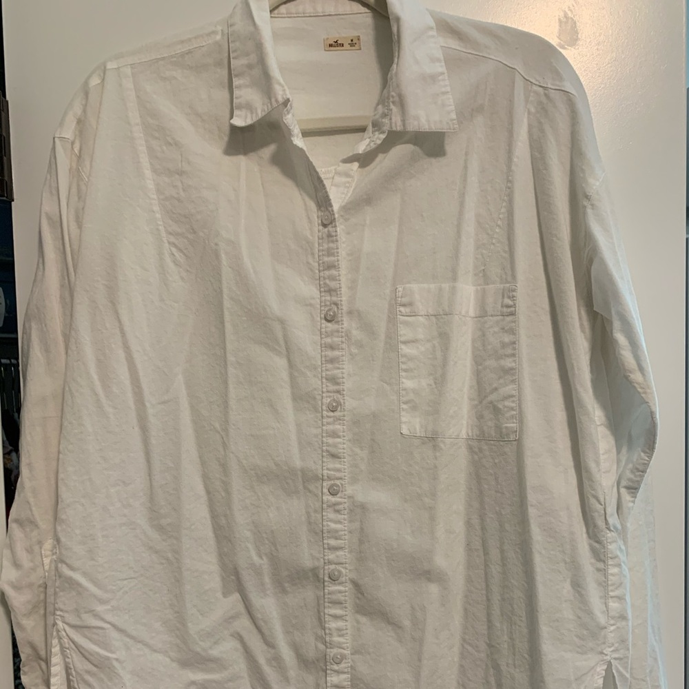 White button up blouse.